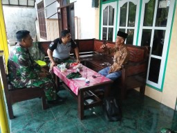 TMMD 106 Kodim 0816/sidoarjo komsos dengan toko masyarakat.