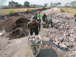 Babinsa Serka Nur Kasan bersama satgas semangat 100% kerja bhakti