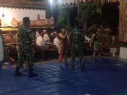 Tradisi Bersih Desa dengan pertunjukan Wayang di Hadiri Satgas TMMD