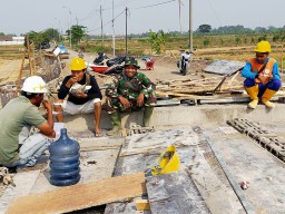 KEAKRABAN ANGGOTA TNI dan Warga desa Kupang di TMMD ke 106