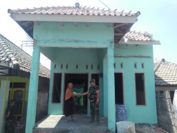Anggota Satgas TMMD ke 106 dalam pengerjaan rehab SD Kupang