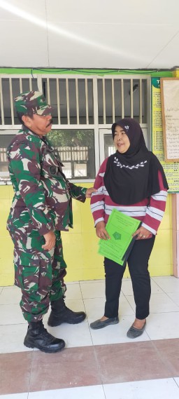 Kepsek SDN Kupang Meneteskan Air Mata Sampaikan Terimakasih Pada TNI