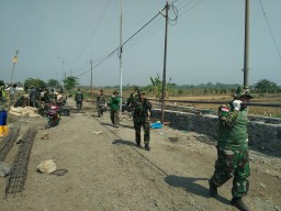 Anggota Satgas TMMD Banting tulang menjelang penutupan TMMD 106