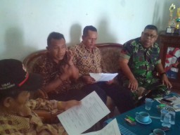 Komsos Babinsa Jabon Dengan perangkat Desa Pejarakan