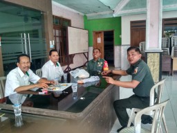 Wujud Kedekatan Warga, Danramil 11 Tarik kunjungi Balai Desa Janti