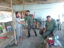 Babinsa Desa Kupang Komsos bersama warga Binaannya