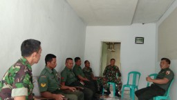 Danramil 0816/11 Tarik berikan JamDan kepada Anggota Di Makoramil