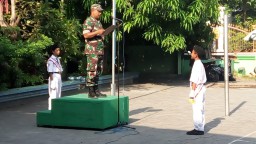 Koramil 0816/16 waru pembina upacara di MI Darul Ulum Tambakrejo Waru