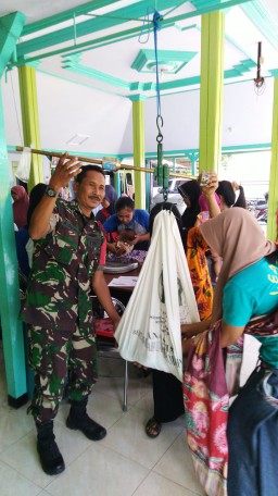 Babinsa Panggreh Hadiri Kegiatan Posyandu Penimbangan Balita