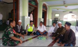 Babinsa Desa Keboguyang Komsos Dengan Takmir Masjid Al Huda.