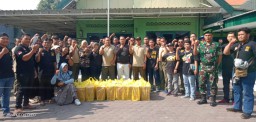 ILS Bagi Nasi Kotak di Hari Jum’at Barokah Bersama Koramil 0816/05