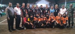 Kebersamaan Babinsa Pengawal Jalannya Pertandingan bola Volley