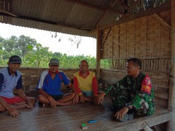 Babinsa Jabon Komsos Dengan Warga Bahas Siskamling