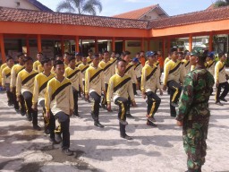 Serka Junaidi Koramil 0816/11 Tarik, Melatih Siswa-siswi PBB