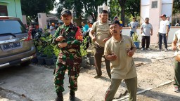 Anggota Koramil 13 Wonoayu Melaksanakan Jumat Sehat bersama Muspika
