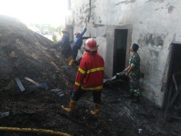 Piket yang Selalu sigap ikut membantu Padamkan Gudang yang terbakar