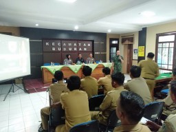 Danramil 0816/03 Buduran bekali Wasbang perangkat desa