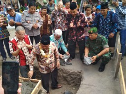 Danramil 0816/10 Balongbendo Dampingi Bupati peletakan Batu Pertama