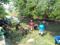 Koramil 13 wonoayu Bersama Masyarakat Kerja Bakti Bersihkan Sungai