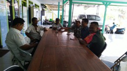 BABINSA JABON SERTU ATIM SUWITO KOMSOS DENGAN PERANGKAT DESA