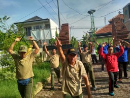 Kebersamaan Anggota Koramil 0816/11 Tarik Bersama Warga Masyarakat