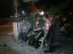 Babinsa Kedungrejo Komsos Dengan Warga Bahas Tentang Siskamling