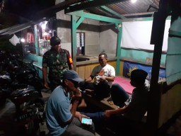 Babinsa Koramil 0816/10 Balongbendo ajak warga hidupkan poskamling