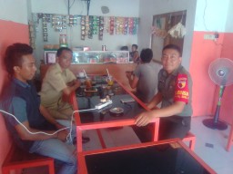 Babinsa 0816/01 Koptu Yedi kusuma komsos di wilayah binaanya