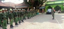 Babinsa Koramil 0816/09 Krian Tingkatkan Disiplin Linmas Latih PBB