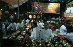 Babinsa Kali Dawir Hadiri Acara Ruwah Desa Dengan Hiburan wayang kulit