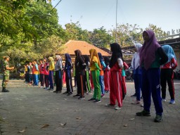 Anggota Koramil 0816/11 Tarik Memberikan Pelatihan PBB Dan Wasbang
