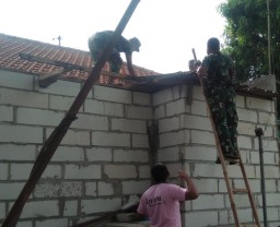 Kebersamaan Anggota Koramil 0816/11 Tarik Memperbaiki Makoramil