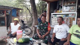 Babinsa Desa Permisan Koramil 0816/08 Jabon Minum Kopi bersama warga