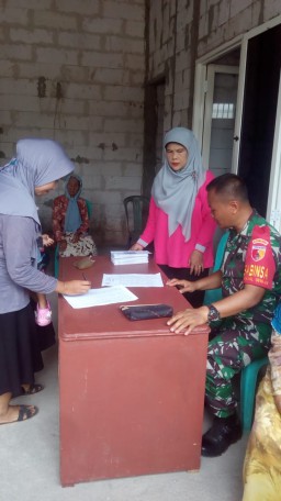 Babinsa Desa Dukuhsari Hadiri Posyandu Balita pemberian vitamin