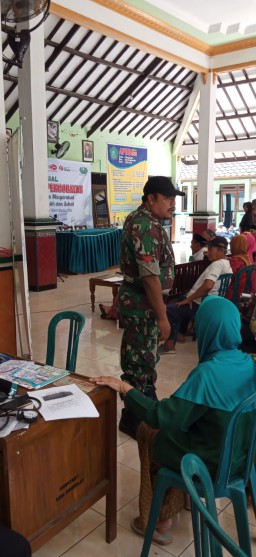 Babinsa koramil0816/10 Balongbendo hadiri pengobatan gratis