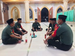 JALIN KEBERSAMAAN DANRAMIL 0816/04 PORONG AJAK ANGGOTANYA BERDISKUSI