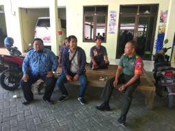 Babinsa Koramil 0816/08 Jabon Komsos Dengan Perangkat Desa