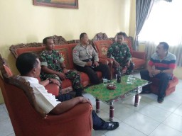 Anggota Koramil Tarik dan Anggota Polsek Anjangsana Sebagai komsos