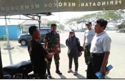 Babinsa Desa Kedungpandan ramil 0816/08 Jabon Komsos Dengan Pokdarwis