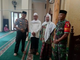 Babinsa koramil 0816/01 melaksanakan sholat jumat bersama warga.