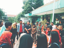 Kebersamaan Anggota Koramil 0816/11 Tarik Bersama ILS Acara Baksos