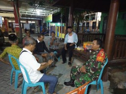 Babinsa Koramil 0816/08 Jabon Cangkrukan bersama warga desa Balongtani