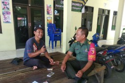 Babinsa Desa Semambung Komsos Dengan Masyarakat Sekitar