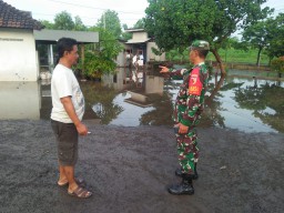 Anggota Koramil 8/Jabon lakukan pengawasan penanganan banjir