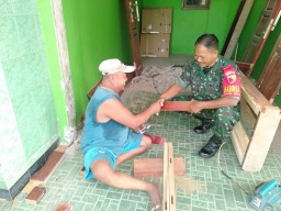 Anggota Koramil 0816/08 Jabon Jalin silaturahmi Dengan Tukang Kayu