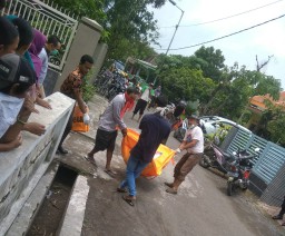 Babinsa Koramil 0816/08 Jabon Membantu Evakuasi Mayat Dalam Sumur