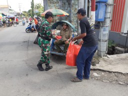 Anggota Ramil 0816/10 Balongbendo beserta ILS,DNY,SR Bagi Nasi gratis