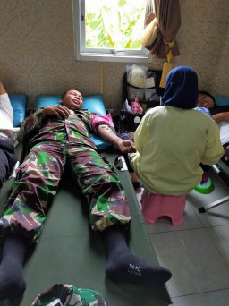 Personil Koramil 0816/08 Jabon ikuti Donor Darah Di Puskesmas Jabon