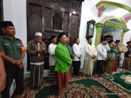 Babinsa Ramil 11/Tarik hadiri Pengajian Rutin Lailatul Ijtma' MWC NU