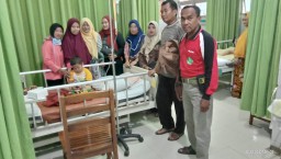 Peduli sesama, DanramilWonoayu dan anggota besuk keluarga yang sakit